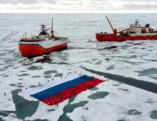Полярники развернули в Арктике самый большой российский триколор
